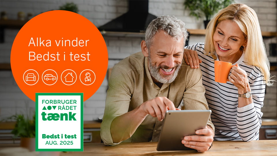 Par med iPad og Forbrugerrådet Tænk logo og tekst med "Alka vinder Bedst i Test" budskab.