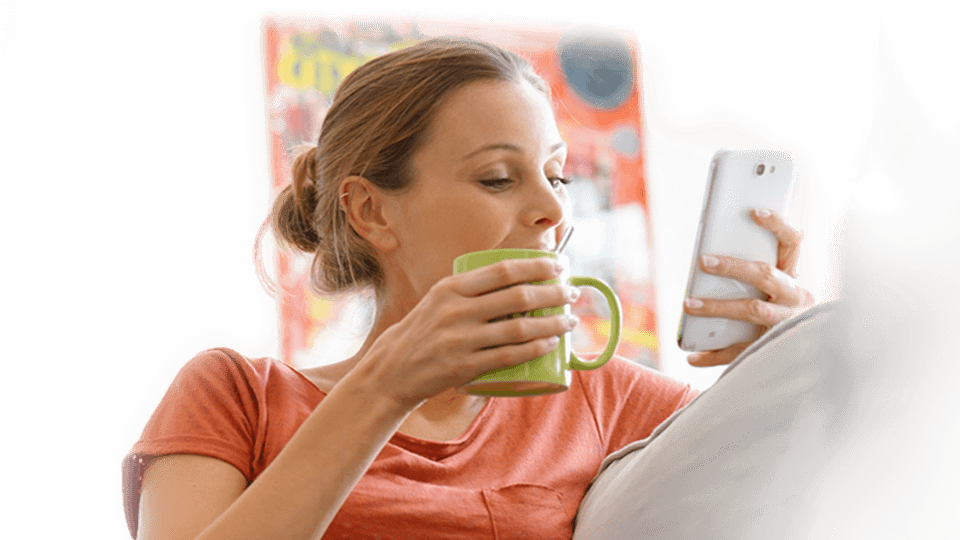 Blikfang - person med kaffekop og mobil