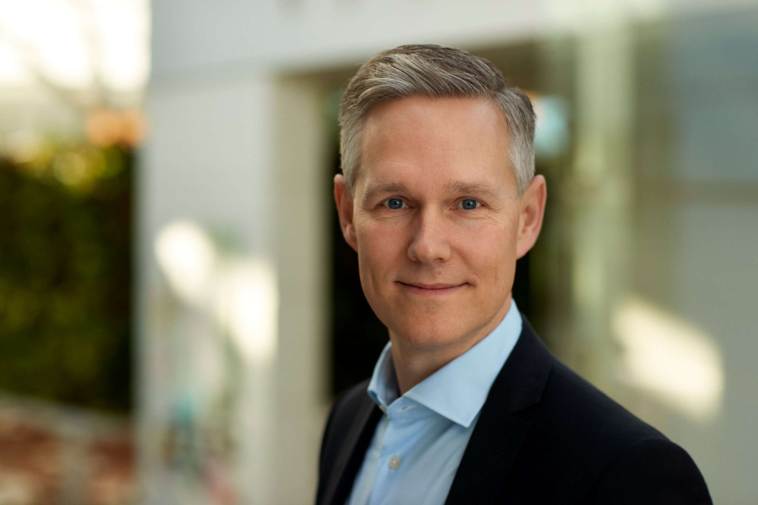 Billede af Thomas Klærke, direktør i Alka, iført jakkesæt, udenfor.