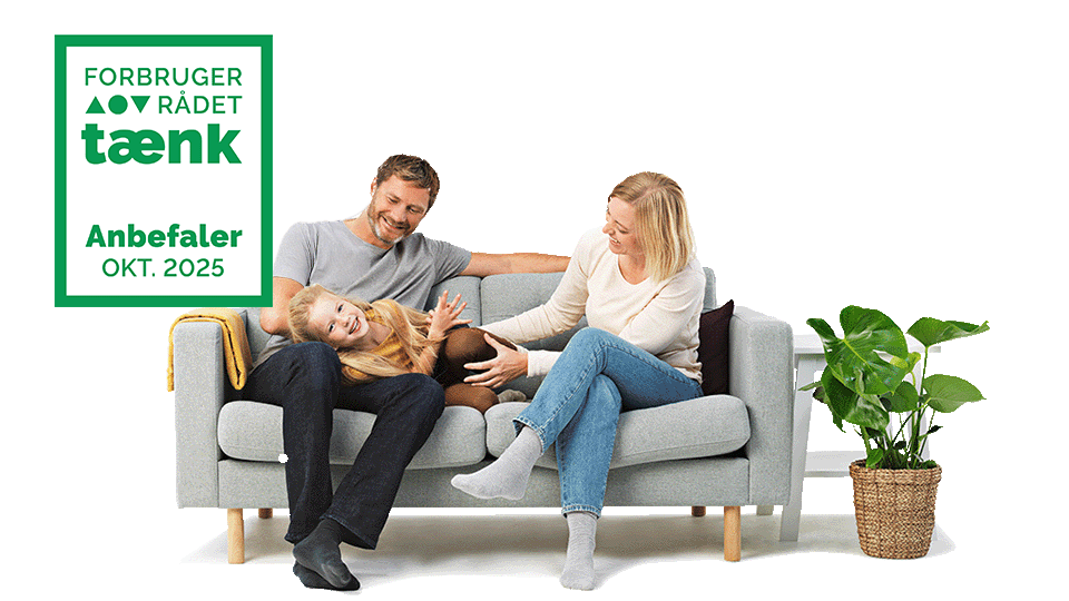 Familie i grå sofa med Forbrugerrådet Tænk "Anbefaler" logo.